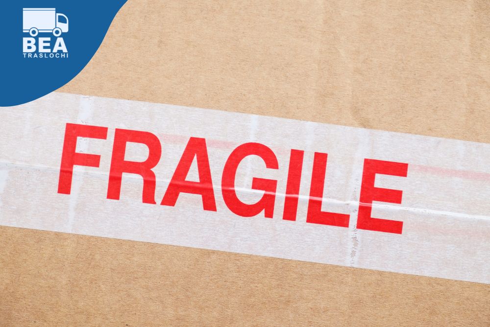 foto di copertina dell'articolo "Come effettuare il trasloco di oggetti fragili o di valore - 5 consigli" che mostra una scatola con una scritta "fragile"