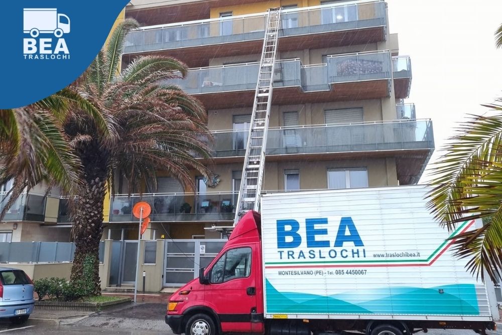 Nella foto vediamo un esempio di come funziona una scala per traslochi